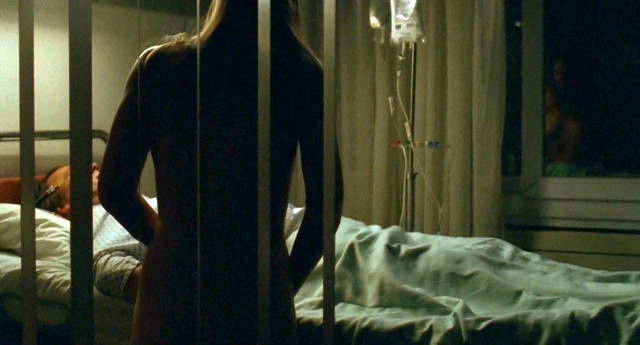 Возбужденная медсестра мастурбирует рукой парализованного пациента | Сцена из фильма